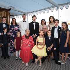 An Bord wird noch das offizielle Foto mit der kompletten Familie geschossen. Jetzt sind auch noch die Großeltern, Königin Margrethe und Prinzgemahl Henrik sowie Nikolais Tante, Prinzessin Mary, und seine Cousins und Cousinen Christian, Isabella, Vincent und Josephine mit dabei.