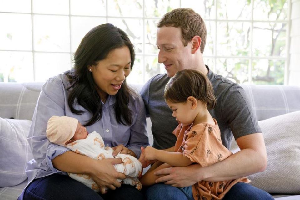 28. August 2017 Mark Zuckerberg teilt ein niedliches Familienfoto: Der frischgebackene Zweifachpapa zeigt sich mit Ehefrau Priscilla Chan, Tochter Maxima und dem Neugeborenen: Töchterchen August. 28. August 2017 Mark Zuckerberg teilt ein niedliches Familienfoto: Der frischgebackene Zweifachpapa zeigt sich mit Ehefrau Priscilla Chan, Tochter Maxima und dem Neugeborenen: Töchterchen August.