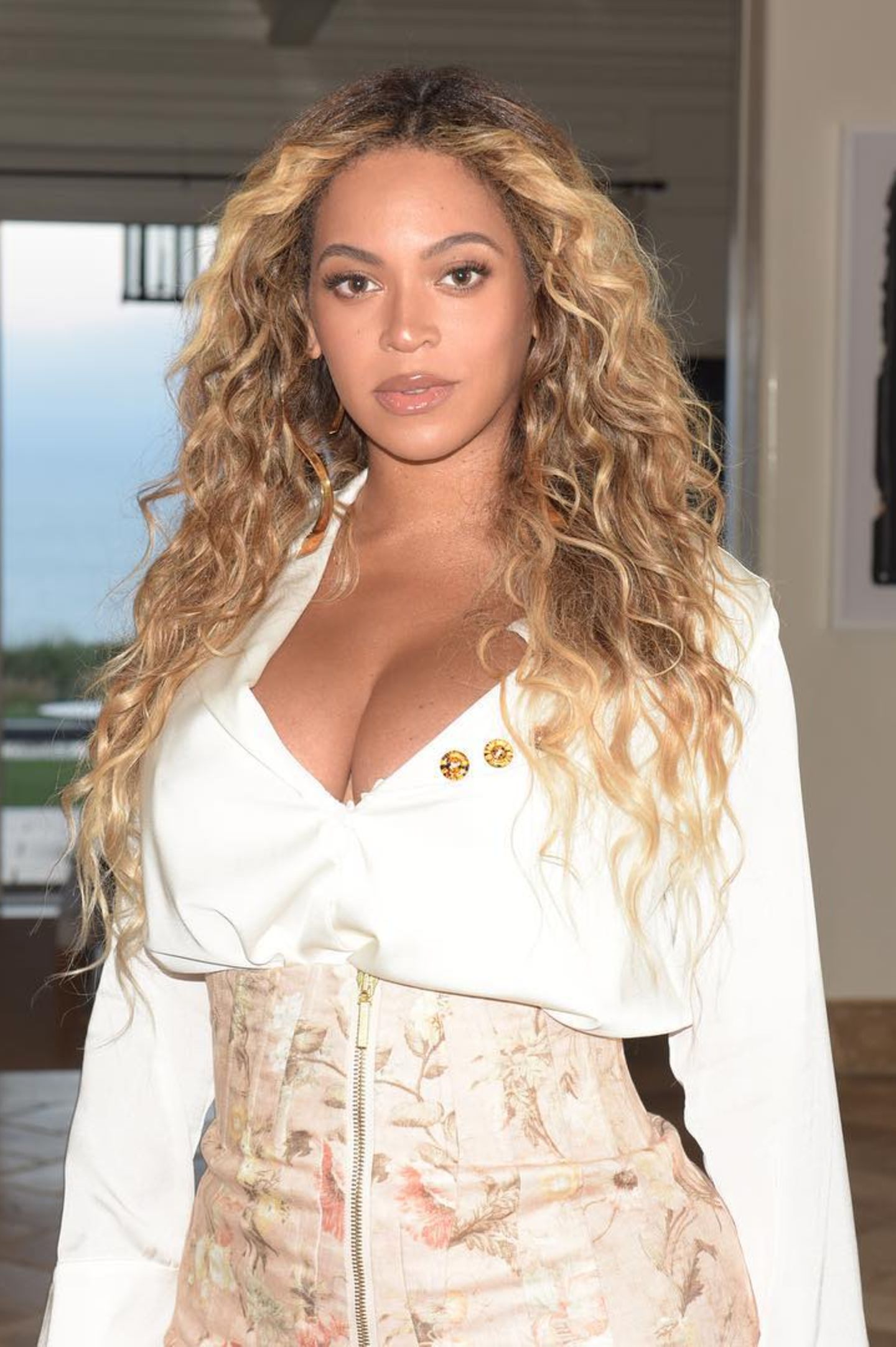 Beyoncé wurde in Houston geboren und hat ihre Wurzeln nicht vergessen. Sie engagiert sich nach Aussage ihres Pastors stark für die Opfer der Flutkatastrophe. Die genaue Summe ihrer Spenden wird auf ihren Wunsch geheimgehalten. 