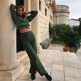 Für diesen Look von H&M bekommt Stefanie Giesinger in jedem Fall grünes Licht. Besonders cool daran: Der lässige Schnitt der Hose erinnert an einen Jogger, wird durch den Glitzerstoff jedoch um einiges eleganter.