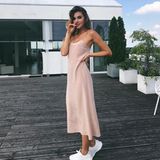 Manchmal ist weniger tatsächlich mehr: In einem schlichten Kleid von Fendi sieht Stefanie Giesinger einfach bezaubernd aus. Da braucht es nur noch unifarbene Sneaker und der Look ist komplett.