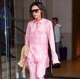 Ganz anders steht es allerdings um diesen Look. Die Pyjama-Kombination steht Victoria einfach ausgezeichnet und sieht zusammen mit der Sonnenbrille einfach cool aus.