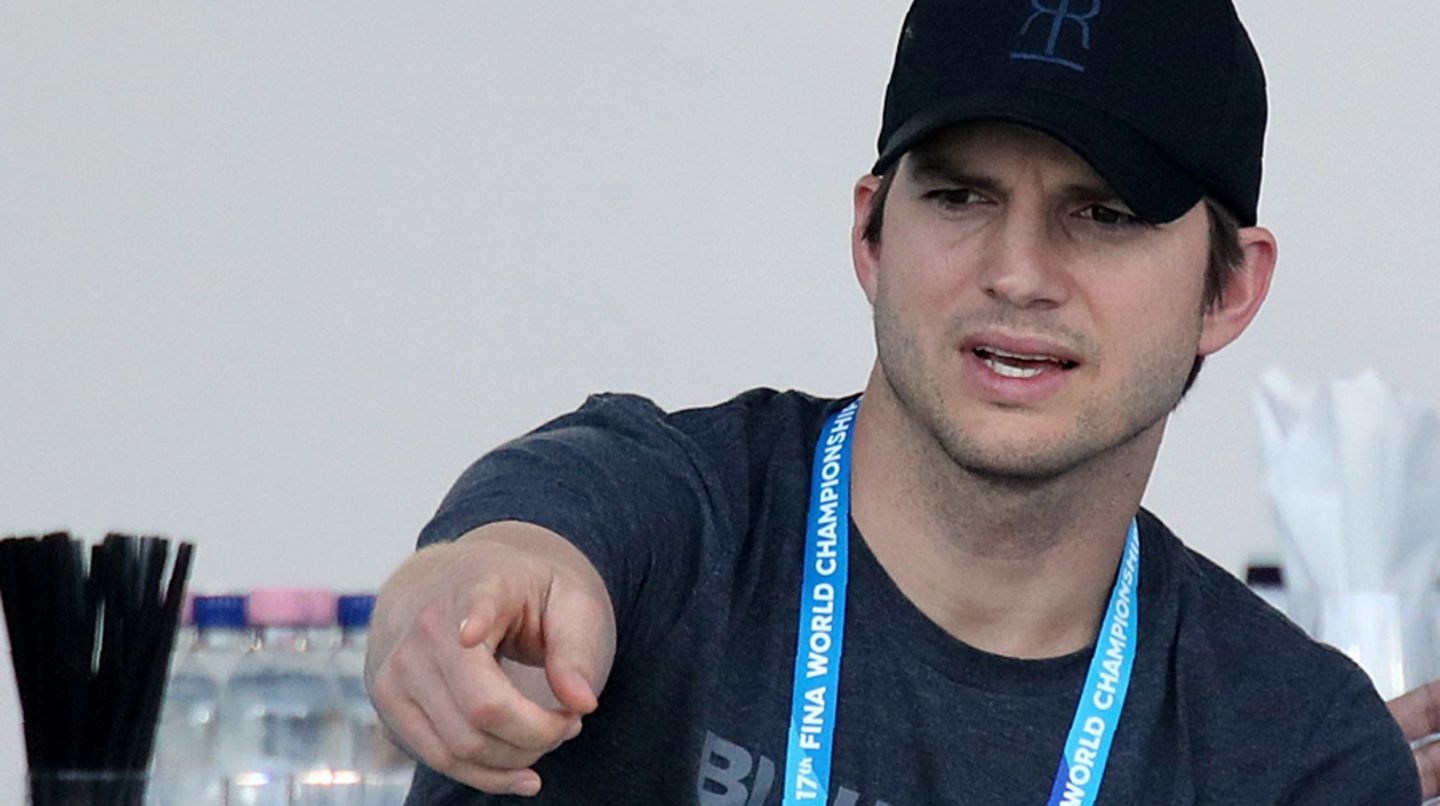 Ashton Kutcher trifft sein Idol: Auf diesem Bild ist er ...