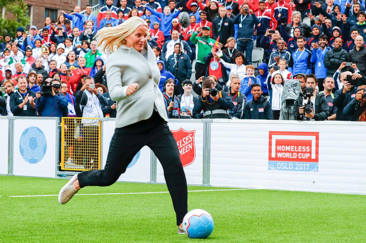 29. August 2017   In Oslo eröffnet Prinzessin Mette-Marit die "Fußballweltmeisterschaft der Obdachlosen 2017" mit einem gekonnten Schuss ins Tor.