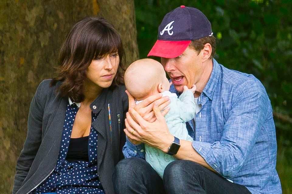 12. August 2017 Im Londoner Park Hampstead Heath haben Ehefrau Sophie Hunter und Benedict Cumberbatch nur Augen für den kleinen Hal. 12. August 2017 Im Londoner Park Hampstead Heath haben Ehefrau Sophie Hunter und Benedict Cumberbatch nur Augen für den kleinen Hal.