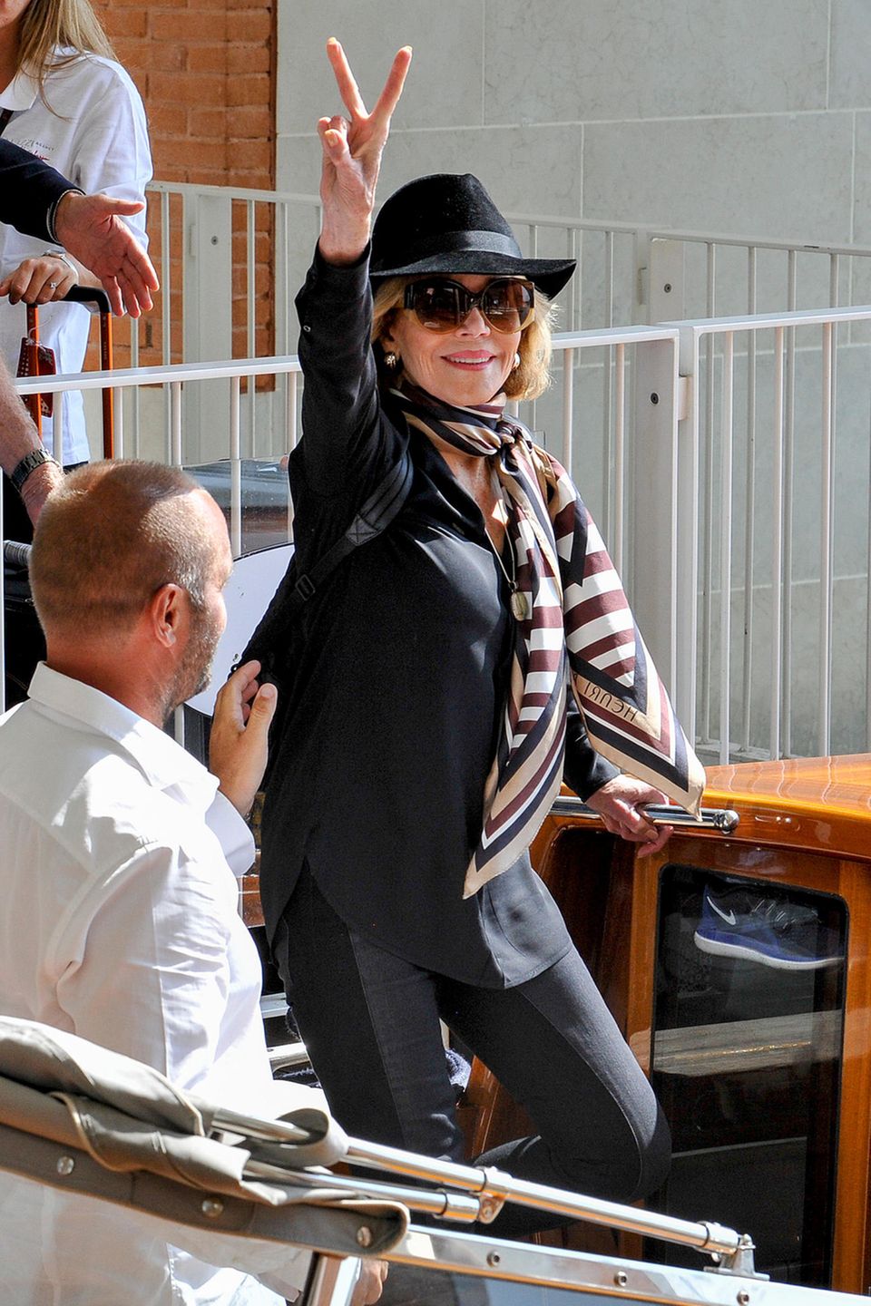 Jane Fonda zeigt sich bei ihrer Ankunft in Venedig in bequem-elegantem Look in Schwarz.