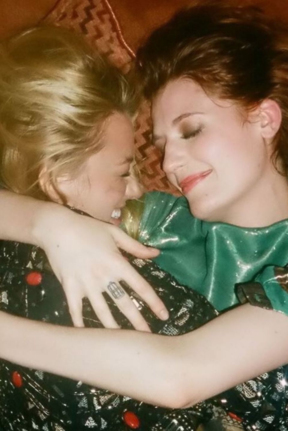Blake Lively und Florence Welch "August-Babys, die zusammenliegen, zusammenbleiben. Ich könnte dich nicht mehr lieben, Florence", postet Blake Lively. Damit dürfte eines klar sein: Die Schauspielerin und die Sängerin sind unzertrennlich. Blake Lively und Florence Welch "August-Babys, die zusammenliegen, zusammenbleiben. Ich könnte dich nicht mehr lieben, Florence", postet Blake Lively. Damit dürfte eines klar sein: Die Schauspielerin und die Sängerin sind unzertrennlich.