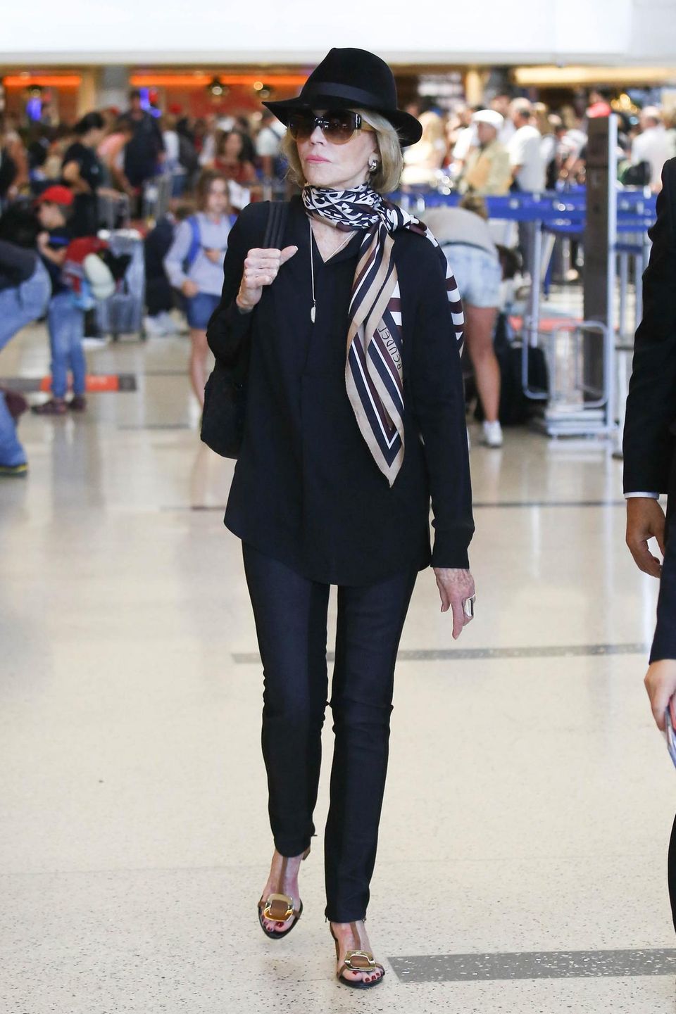 Stilgefühl kennt kein Alter! Jane Fonda sieht selbst mit normalem Hemd und enger Jeans noch elegant aus, als sie auf dem Flughafen von Venedig ankommt. Erstaunlich, was die richtigen Accessoires ausmachen. 