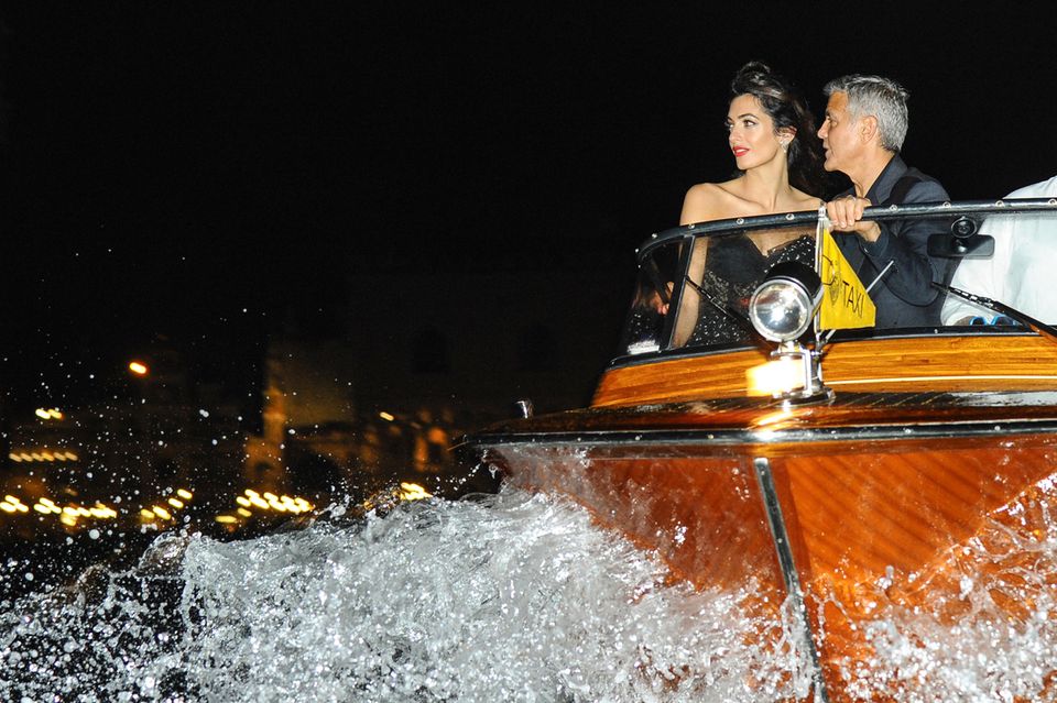 1. September 2017   Eines der glamourösesten Paare der Welt unterwegs in Venedig: Während ihres Besuchs der Filmfestspiele werden Amal Clooney und Ehemann George Clooney auf diesem spektakulären und zeitgleich edlen Bild festgehalten.