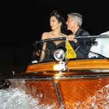 1. September 2017   Eines der glamourösesten Paare der Welt unterwegs in Venedig: Während ihres Besuchs der Filmfestspiele werden Amal Clooney und Ehemann George Clooney auf diesem spektakulären und zeitgleich edlen Bild festgehalten.