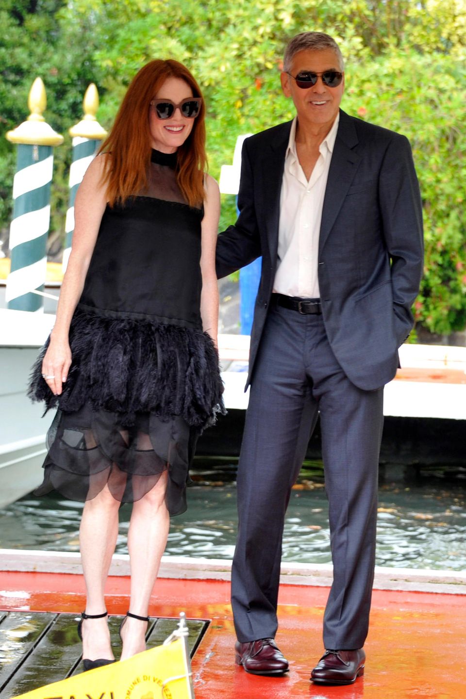 Im schwarzen Dress mit Feder-Röckchen zeigt sich Julianne Moore an der Seite ihres Kollegen George Clooney.
