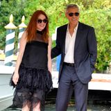 Im schwarzen Dress mit Feder-Röckchen zeigt sich Julianne Moore an der Seite ihres Kollegen George Clooney.