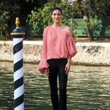 Maritim mal anders: "Limitless"-Star Jennifer Carpenter zeigt sich in stylischer, asymmetrischer Streifen-Bluse.