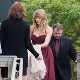 In Sachen Liebe kennt sich Taylor Swift zwar aus, ihr eigenes Happy End ist jedoch noch in weiter Ferne. Umso schöner, wenn sie als bezaubernde Brautjungfer in Bordeauxrot ihrer Freundin zur Hand gehen kann.