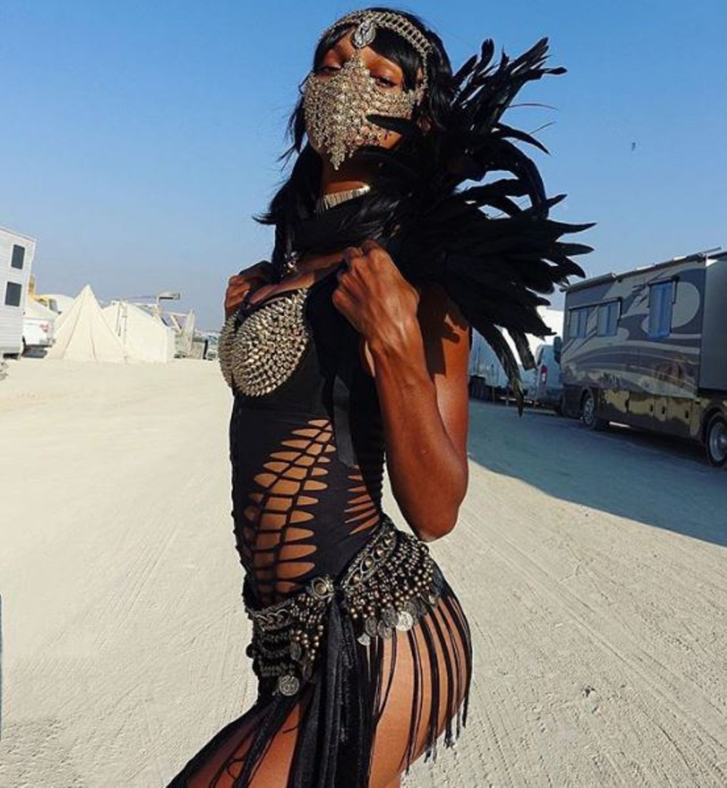 Eine Spur gefährlicher - aber mindestens genauso sexy - ist Jasmine Tookes auf dem Festival unterwegs. Ihre Lösung gegen all den Wüstensand: ein stylischer Mundschutz aus Ketten.