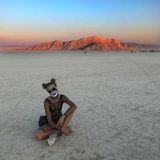 Den Skelett-Look setzt Josephine Skriver besonders cool auf dem Burning Man um.
