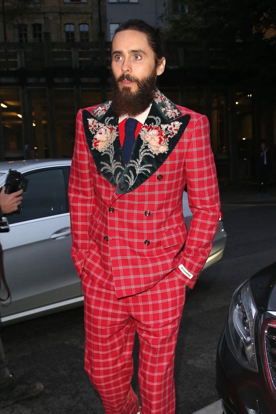 6. September 2017   Abends in London, bevor es rein geht in das "Tate Modern", zu den "GQ Men of the Year"-Awards, wird Oscarpreisträger Jared Leto in seinem karierten, roten, mit floralen Mustern geschmückten Anzug abgelichtet.