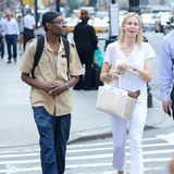5. September 2017  Schauspielerin Kelly Rutherford unterwegs in New York: Mit ihrem süßen Hündchen in der Tasche die Straße überquerend, wird sie von einem Obdachlosen angesprochen...