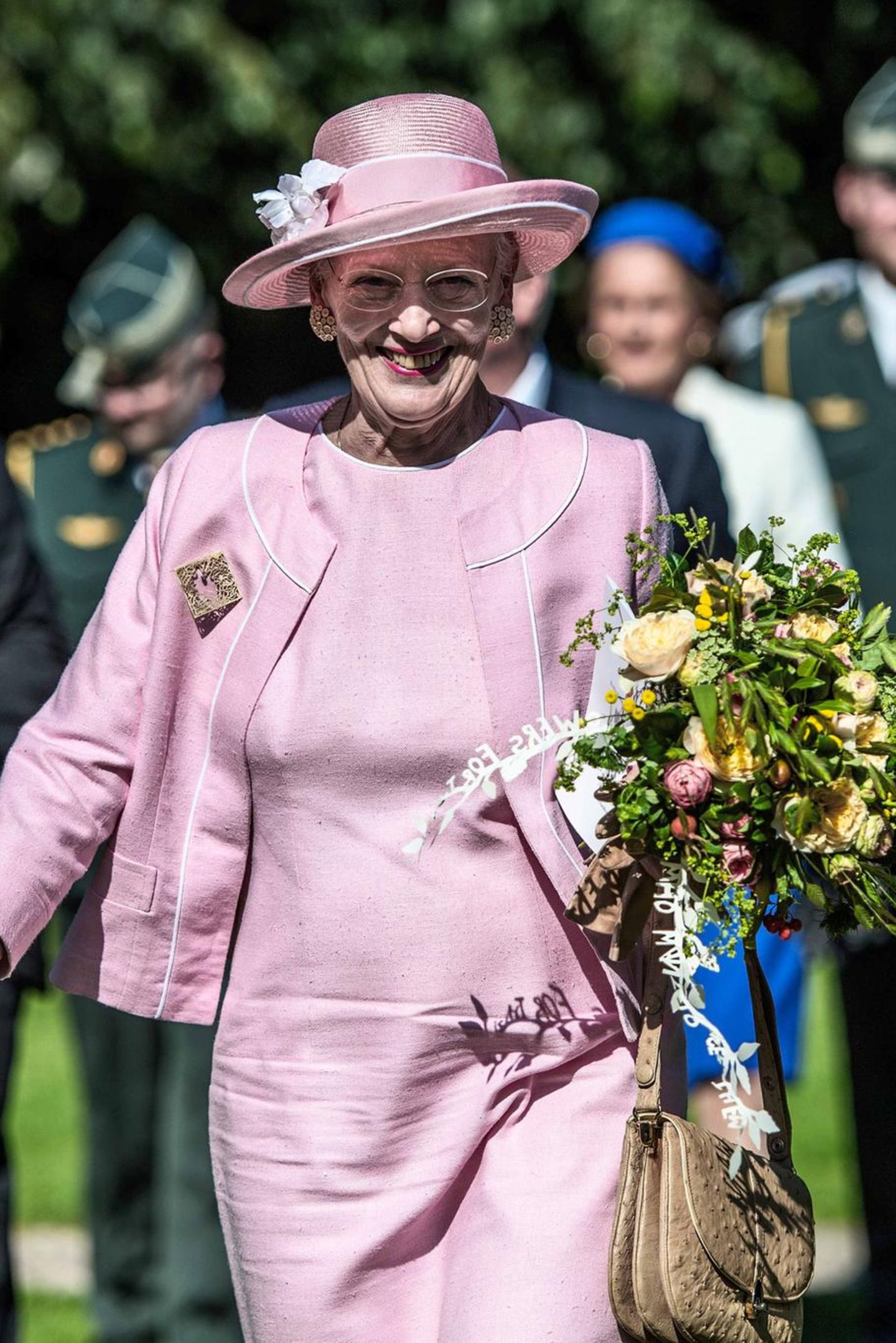 29. August 2017  Königin Margrethe zeigt sich gut gelaunt in Mindelunden, wo es ein Denkmahl einzuweihen gilt.