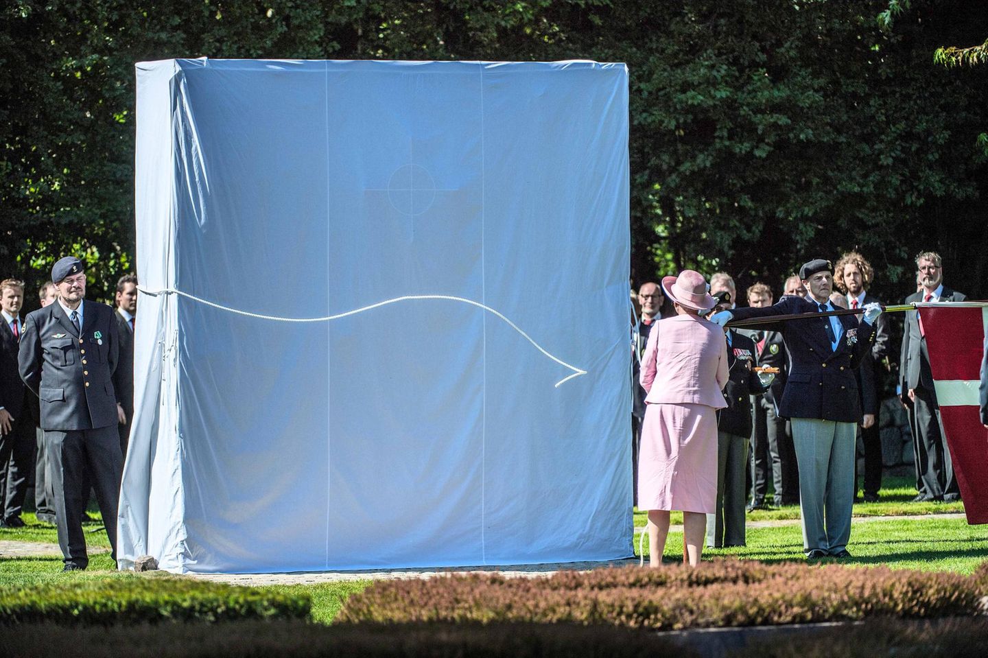 29. August 2017  Das Denkmahl für die verstorbenen Seeleute ist meerblau verhüllt - die Königin waltet ihres Amtes und zieht an einer Schnur.