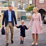 An diesem großen Tag begleitet ihn sein Papa, Prinz William. Seine Mutter, Herzogin Catherine, bleibt hingegen zu Hause. Sie schont sich scheinbar schon, befindet sie sich doch in ihrer dritten Schwangerschaft.