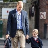 Während George an der Hand von seinem Papa läuft, redet dieser ihm gut zu. So richtig glücklich scheint der kleine Prinz dennoch nicht. Er bleibt skeptisch.