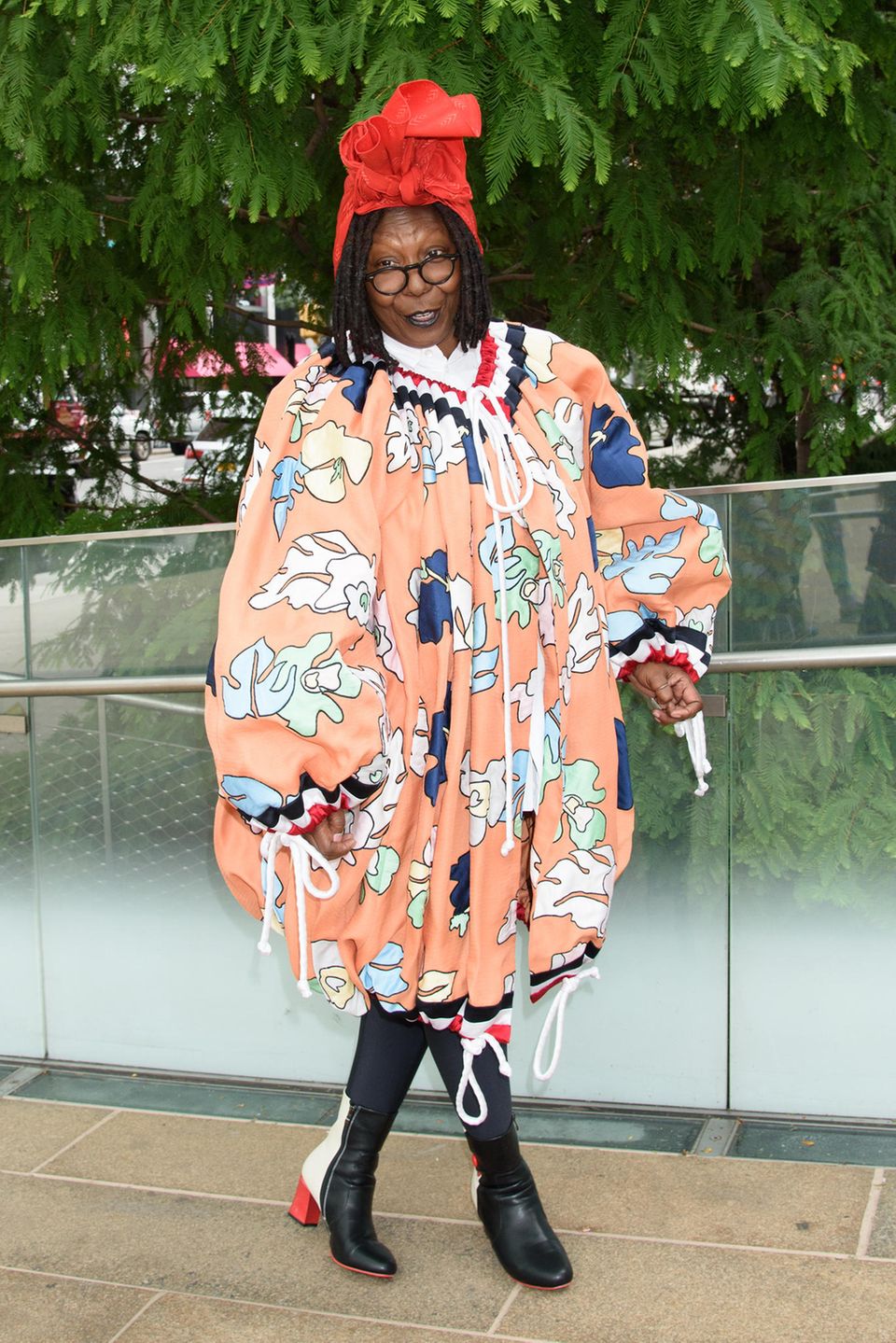 6. September 2017 Beim "Couture Council Award Luncheon" in New York geht es heiß her in der Welt der Mode. Dass dabei der Spaß nicht verloren geht, dafür sorgt Whoopi Goldberg. Die Comedy-Legende zaubert mit einem für sie gewöhnlich ungewöhnlichen Outfit ein Lächeln in die Gesichter der Fashionwelt. 6. September 2017 Beim "Couture Council Award Luncheon" in New York geht es heiß her in der Welt der Mode. Dass dabei der Spaß nicht verloren geht, dafür sorgt Whoopi Goldberg. Die Comedy-Legende zaubert mit einem für sie gewöhnlich ungewöhnlichen Outfit ein Lächeln in die Gesichter der Fashionwelt.