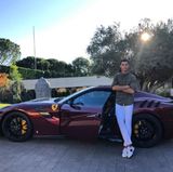 Sein neues Spielzeug: Der Ferrari F12 tdf ist ein auf 799 Stück limitiertes Sondermodell des F12 und kostet schlappe 379.000 Euro.