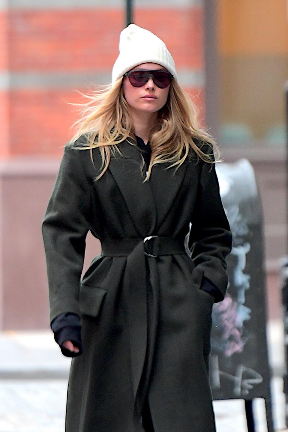 Topmodel Elsa Hosk schwebt im übergroßen Mantel und weißer Strickmütze über die Straßen von New York. Topmodel Elsa Hosk schwebt im übergroßen Mantel und weißer Strickmütze über die Straßen von New York.