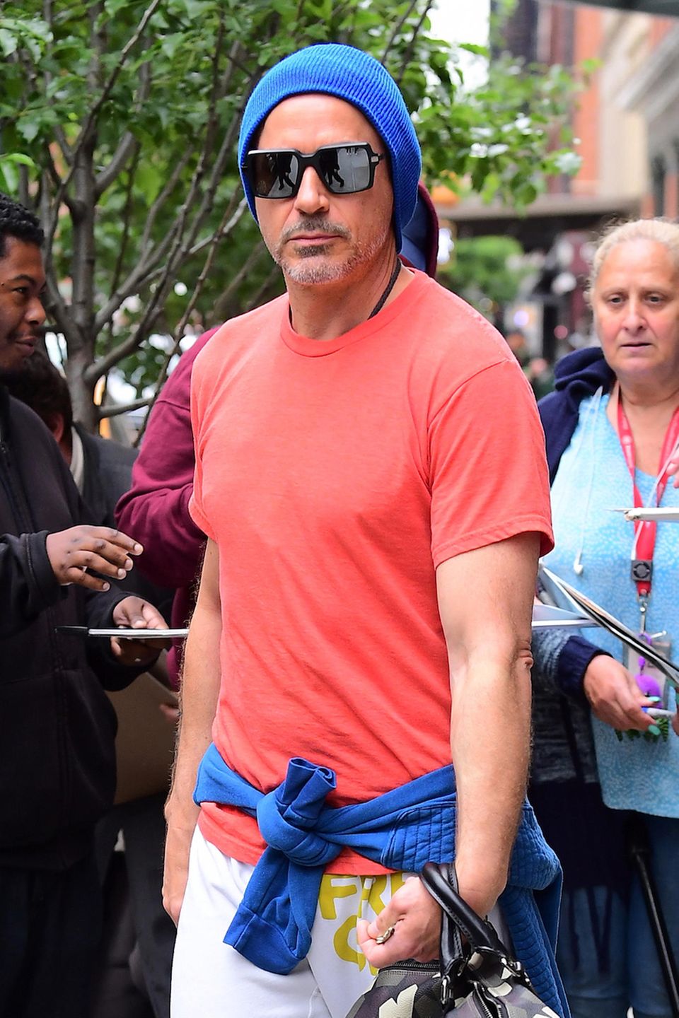 Robert Downey Jr. trägt seine blaue Strickmütze farblich passend zum um die Hüfte geschwungenen Sweatshirt.
