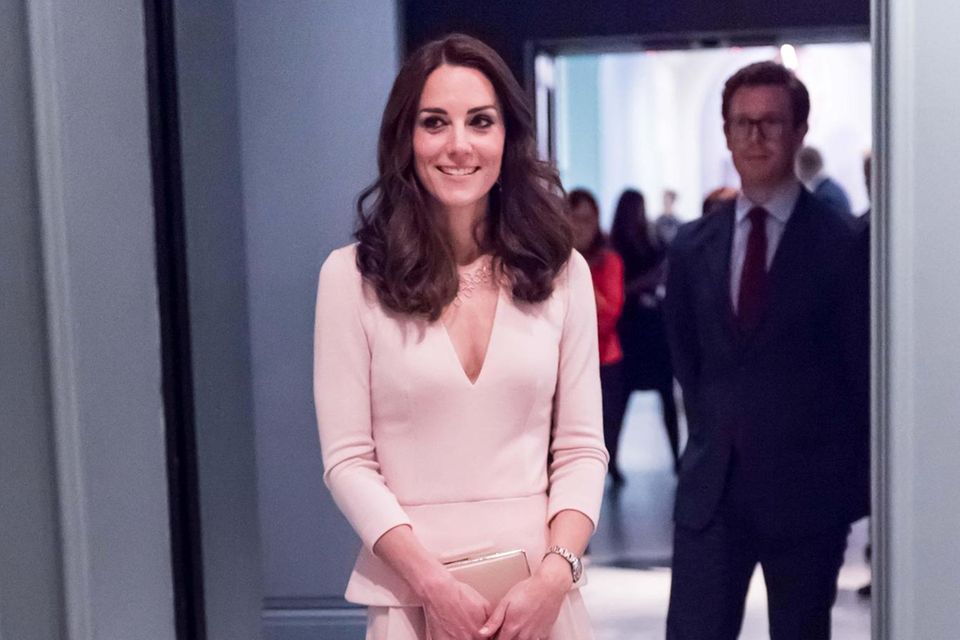Prinz George ist eingeschult: Herzogin Catherine in ihrem blassrosafarbenen Outfit von Alexander McQueen Herzogin Catherine in ihrem blassrosafarbenen Outfit von Alexander McQueen