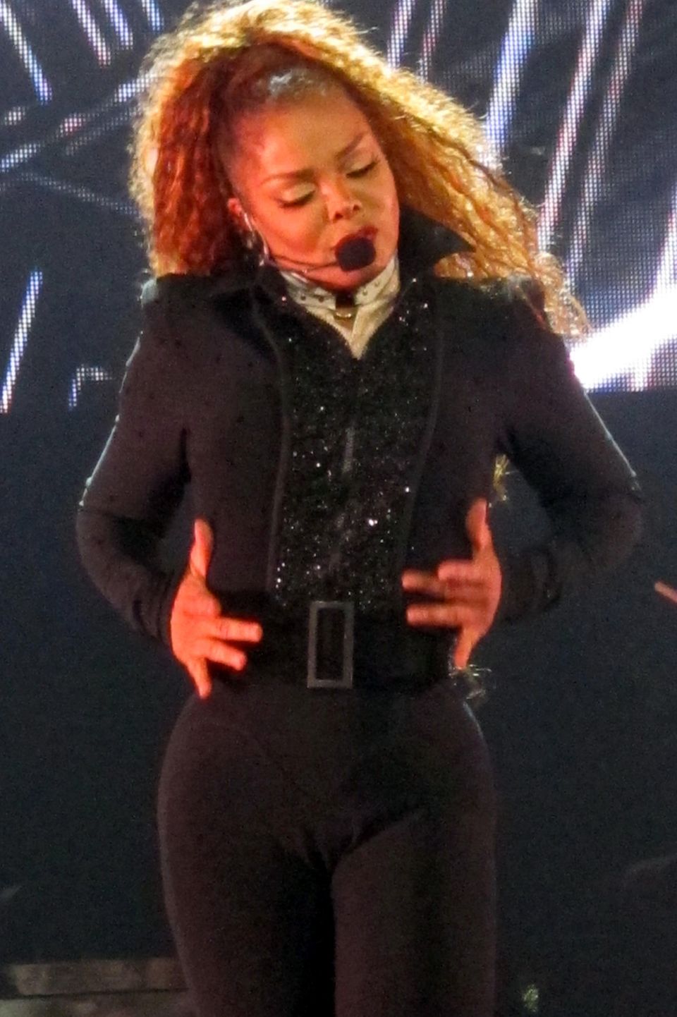 Schluss mit dem Versteckspiel unter viel zu weiten Schlabber-Outfits! Janet Jackson eröffnet ihre verschobene "Unbreakable"-Tour in Lafayette, Louisana in sexy Topform. Schluss mit dem Versteckspiel unter viel zu weiten Schlabber-Outfits! Janet Jackson eröffnet ihre verschobene "Unbreakable"-Tour in Lafayette, Louisana in sexy Topform.