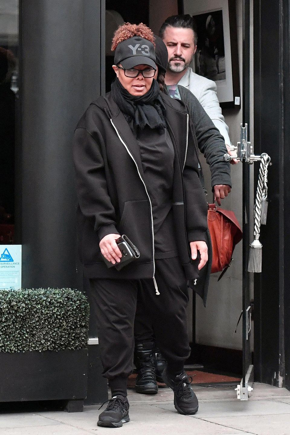 Noch im Mai sah man Janet Jackson meistens in sehr weiten, schwarzen Outfits, um die restliche Babypfunde zu verstecken, die nach der Geburt ihres Sohnes Eissa auf den Superstar-Hüften geblieben waren. Noch im Mai sah man Janet Jackson meistens in sehr weiten, schwarzen Outfits, um die restliche Babypfunde zu verstecken, die nach der Geburt ihres Sohnes Eissa auf den Superstar-Hüften geblieben waren.