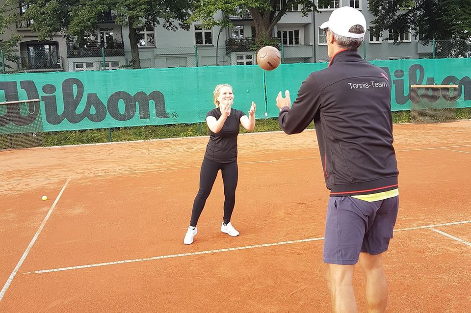 Trainieren wie die Stars - In 12 Wochen zur Bikini-Figur: Üben mit einem Medizinball Üben mit einem Medizinball