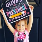 Die kleine Olive von Schauspielerin Marla Sokoloff hält stolz ein Einschulungsplakat mit ihrem Namen in die Kamera.