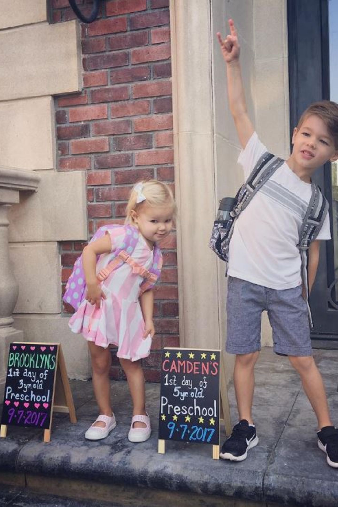 "Rock on, Preschool!", kommentiert Vanessa Lachey den süßen Schnappschuss ihrer Kinder Brooklyn und Camden.