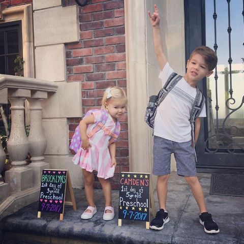 "Rock on, Preschool!", kommentiert Vanessa Lachey den süßen Schnappschuss ihrer Kinder Brooklyn und Camden.