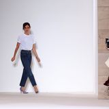 Nach der Fashion-Show zeigt sich Designerin Victoria Beckham ganz sportlich im Jeans- und T-Shirt-Look.