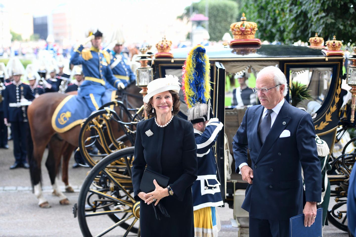 Mit den prachtvollen Königskutschen kommen auch Silvia und Carl Gustaf am Parlament an.