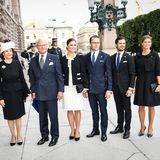 Als alle sechs Royals an den Türen angekommen sind, posieren sie für ein Familienfoto. Auf diesem ist besonders gut zu erkennen, dass sie ihre Outfits aufeinander abgestimmt haben.