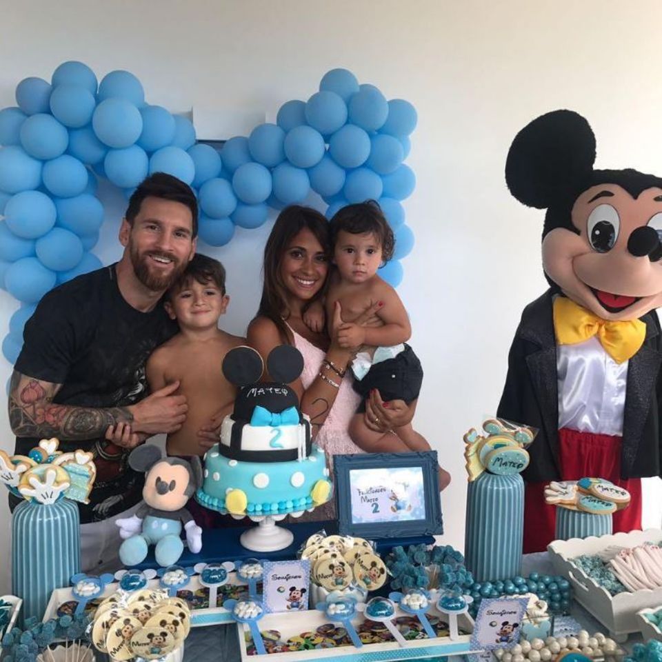 11. September 2017 Zum zweiten Geburtstag seines Sohnes Mateo haben sich Lionel Messi und seine Frau Antonella Roccuzzo etwas ganz Besonderes einfallen lassen. Die Geburtstagsfeier findet im niedlichen Disneystil statt. 11. September 2017 Zum zweiten Geburtstag seines Sohnes Mateo haben sich Lionel Messi und seine Frau Antonella Roccuzzo etwas ganz Besonderes einfallen lassen. Die Geburtstagsfeier findet im niedlichen Disneystil statt.