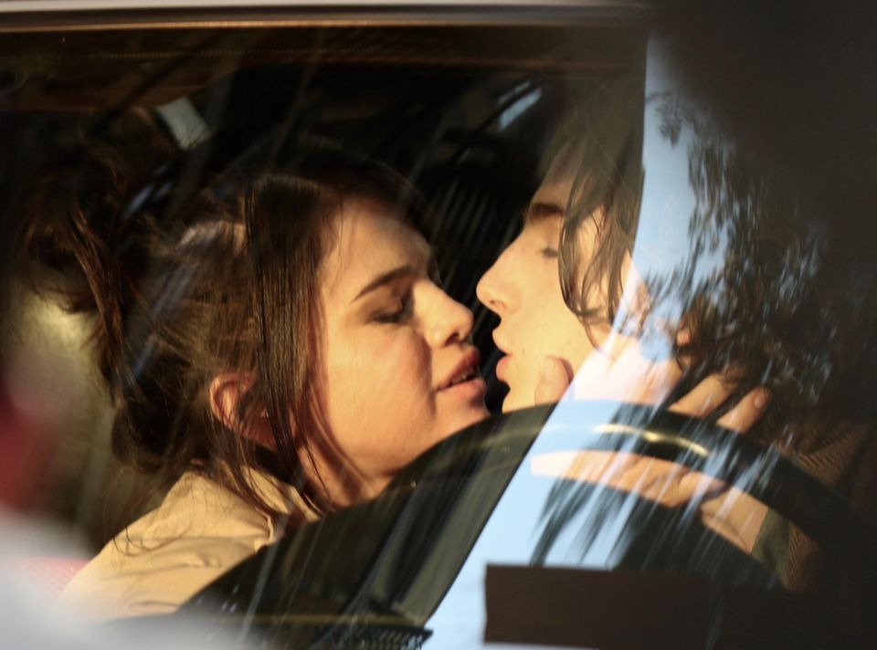 Heiße Küsse am Set: In einem bisher unbenannten Projekt von Star-Regisseur Woody Allen spielen Selena Gomez und Timothée Chalamet offenbar ein Liebespaar. Auch wenn die Knutscherei rein beruflicher Natur ist: Selenas Freund The Weekend dürfte das nicht gefallen. Heiße Küsse am Set: In einem bisher unbenannten Projekt von Star-Regisseur Woody Allen spielen Selena Gomez und Timothée Chalamet offenbar ein Liebespaar. Auch wenn die Knutscherei rein beruflicher Natur ist: Selenas Freund The Weekend dürfte das nicht gefallen.