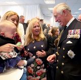 Prinz Charles wirkt doch immer so fröhlich und nett: Dieses Baby findet das ganz und gar nicht. Während einer Taufzeremonie fängt der Kleine an zu weinen und bringt den Prinzen in eine ganz schön unangenehme Lage. Immer schön weiterlächeln ...