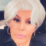 11. September 2017   Natascha Ochsenknecht gratuliert Birgit Schrowange zur neuen Frisur. "Endlich frei! Dicken Knutscher", postet sie. Die  mit Photoshop bearbeitete Frisur soll auf humorvolle Weise an den neuen Style der Fernsehmoderatorin erinnern.