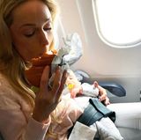 10. September 2017   Na und, dann steckt man halt mal fest auf der Landebahn: Solange das Baby schläft und eine Hand frei ist für den Burger, kann sich Storm Keating nicht beschweren.