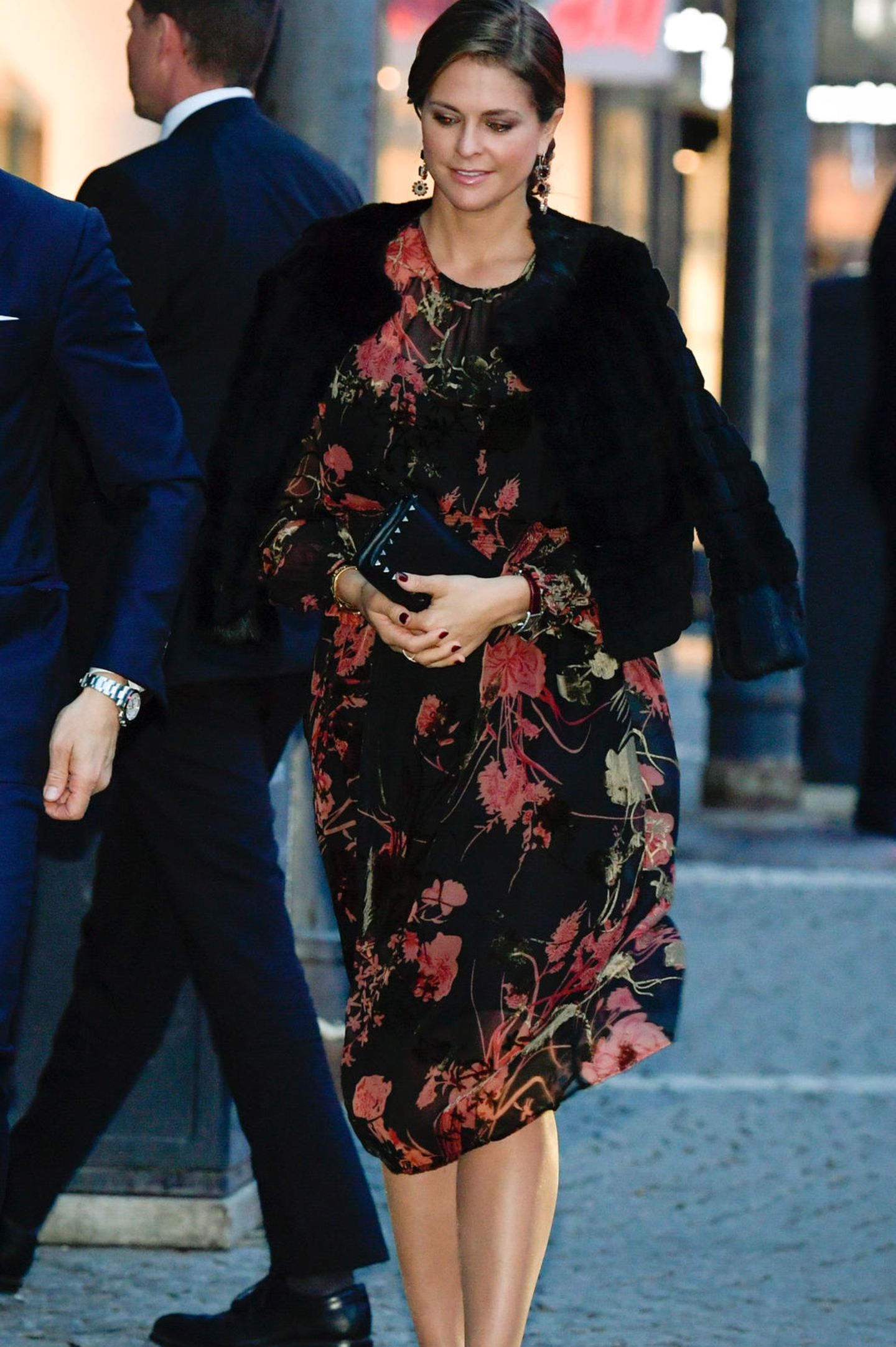 Zu einem Konzert anlässlich der Eröffnung des schwedischen Parlaments trägt die schwangere Prinzessin Madeleine ein schwarzes Kleid mit floralem Print. Madeleine, die sonst für ihr Faible für luxuriöse Outfits bekannt ist, hat mit diesem Look ein echtes Schnäppchen gemacht. Das Kleid stammt vom spanischen Label ZARA und kostet knapp 60 Euro. 