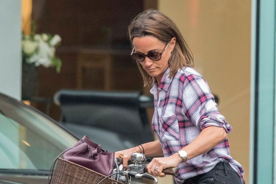 Spekulationen um Pippa Middleton: Pippa Middleton zeigt bei einem Fahrradausflug ihre neue Trendfrisur, den Longbob. Pippa Middleton zeigt bei einem Fahrradausflug ihre neue Trendfrisur, den Longbob.