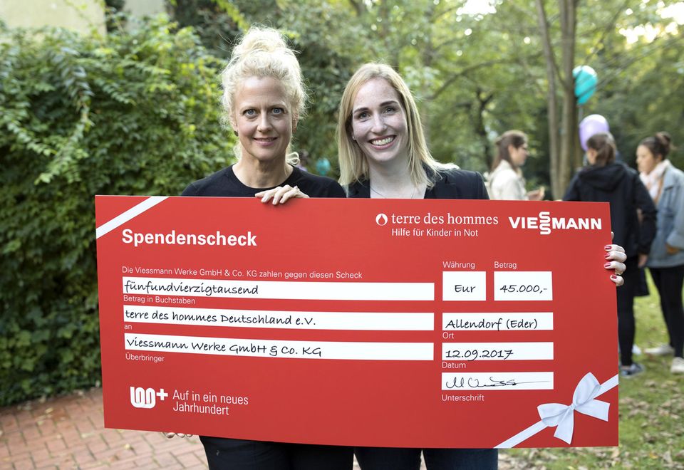 Es hat sich gelohnt: Stolz präsentiert Barbara Schöneberger den Spendenscheck in Höhe von 45.000 €.