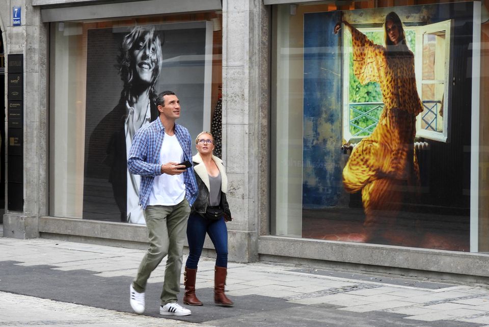 Hayden Panettiere + Wladimir Klitschko: 13. September 2017 Händchen haltend schlendern Wladimir Klitschko und Hayden Panettiere durch Münchens Innenstadt. Immer wieder blickt die Schauspielerin dabei zu ihrem Partner auf. Er lächelt währenddessen glücklich in die Luft. Sieht so etwa ein Pärchen aus, das gerade in einer Trennungskrise steckt, so wie es in der Gerüchteküche momentan behauptet wird? Nein, ganz und gar nicht! 13. September 2017 Händchen haltend schlendern Wladimir Klitschko und Hayden Panettiere durch Münchens Innenstadt. Immer wieder blickt die Schauspielerin dabei zu ihrem Partner auf. Er lächelt währenddessen glücklich in die Luft. Sieht so etwa ein Pärchen aus, das gerade in einer Trennungskrise steckt, so wie es in der Gerüchteküche momentan behauptet wird? Nein, ganz und gar nicht!