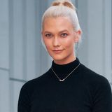 Karlie Kloss ist eine ständige No-Make-up-Vertreterin. Das gilt auch während der New York Fashion Week. Sie setzt tagsüber lediglich auf etwas Mascara am oberen Wimpernkranz.